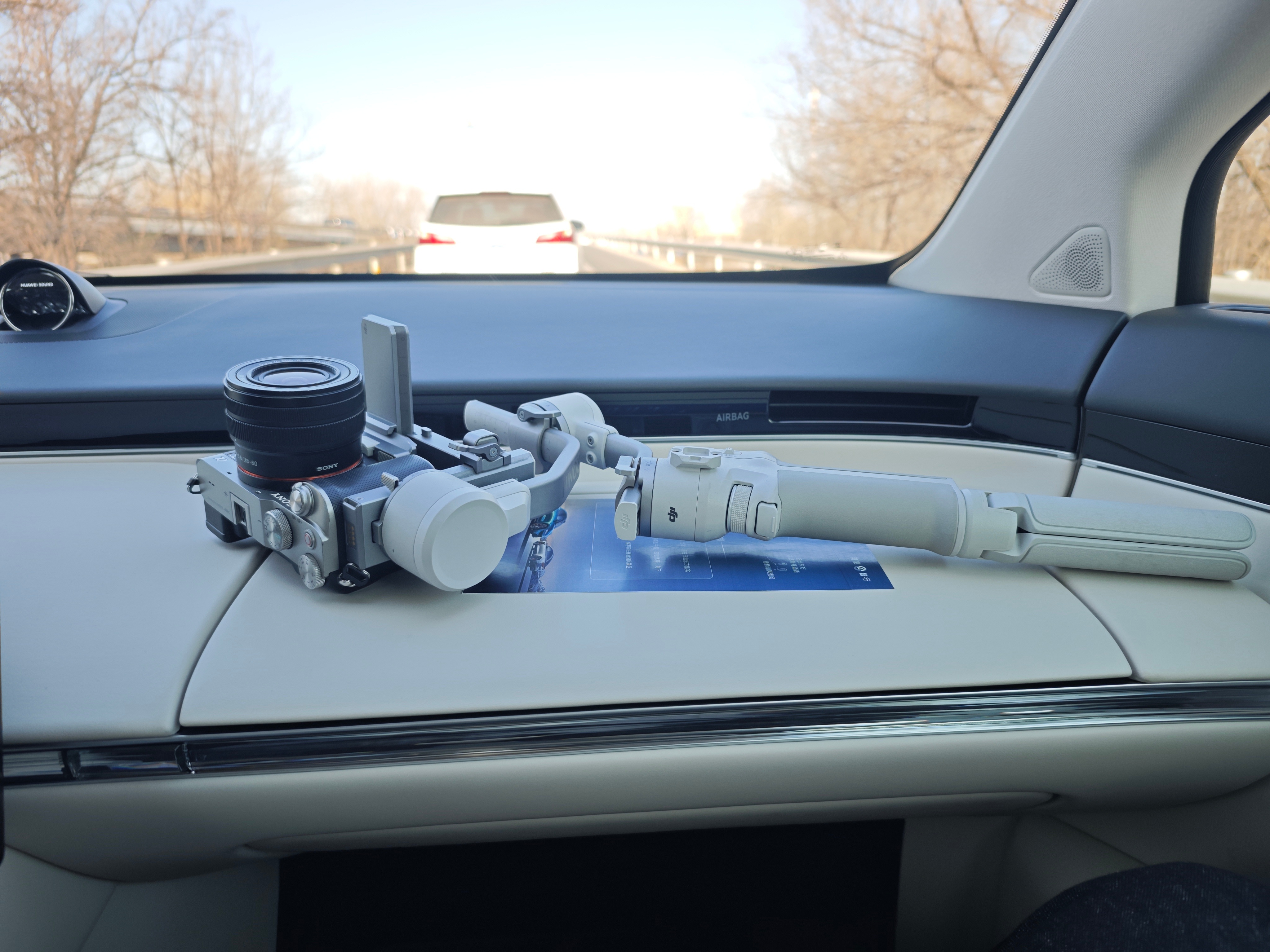 副驾拍摄的人再也不用搂着设备了，智界r7副驾前导台真是平，这是个超级好的设计，没