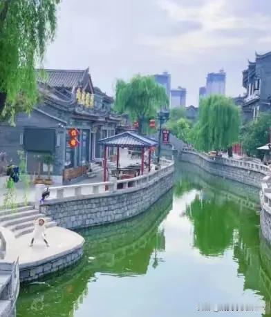 大庸古城，投资24亿，四年亏损7亿，2024年上半年仅售出2300张门票，面临破