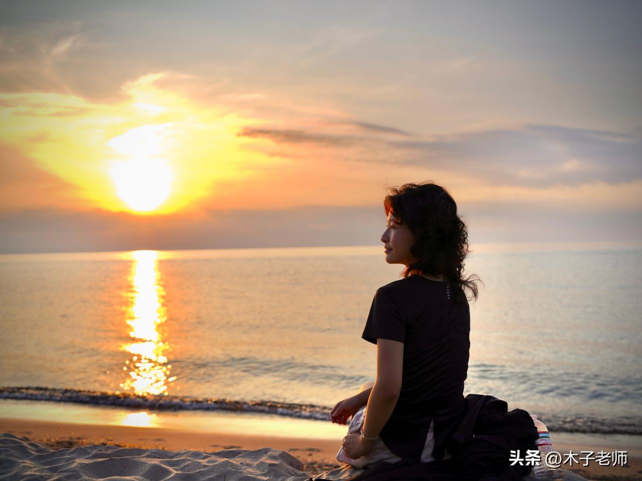夕阳下的女孩。
夕阳西下，断肠人在天涯。
橘红余晖裹着单薄的身影，发梢镀上暖光。
