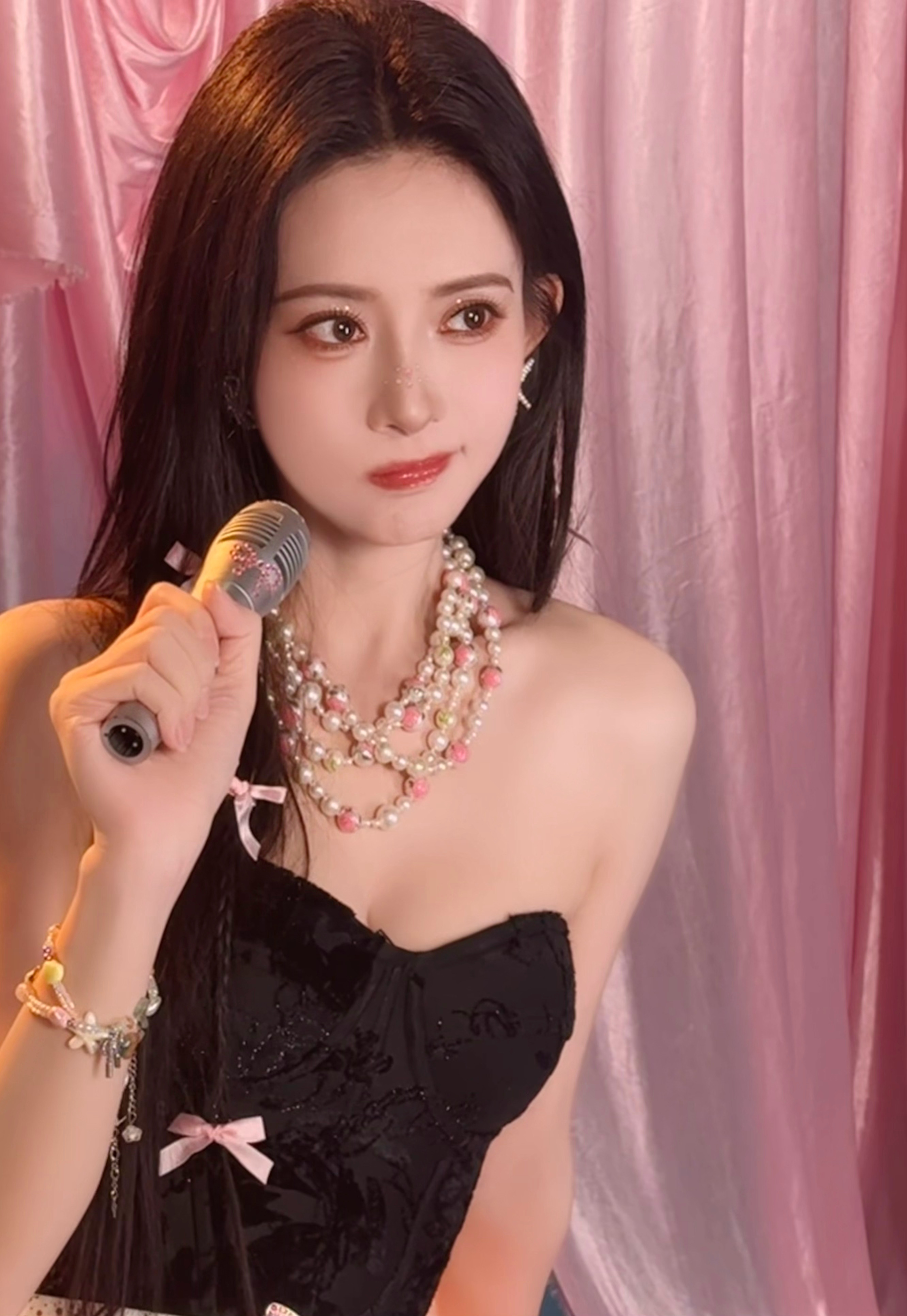 今天是自带锋芒的千禧甜妹 ​​​