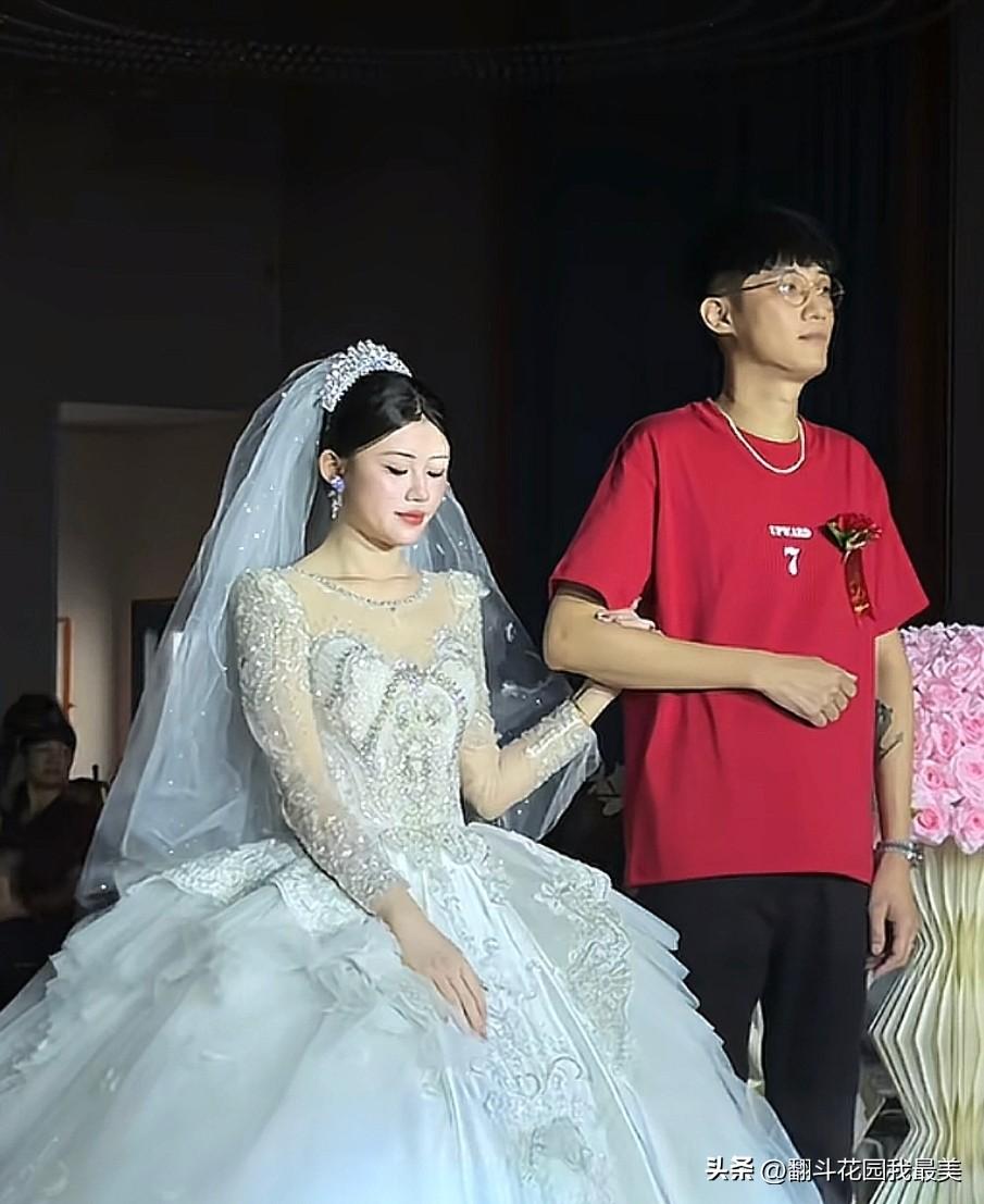 广东潮州一场婚礼，

把一位父亲送上了热搜。

不是因为他嫁女儿有多风光，是他牵