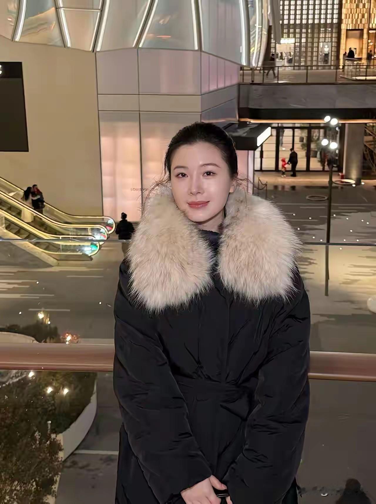 冬日暖阳下的时尚穿搭，毛茸茸的围巾保暖又时尚！🌞👗🧣