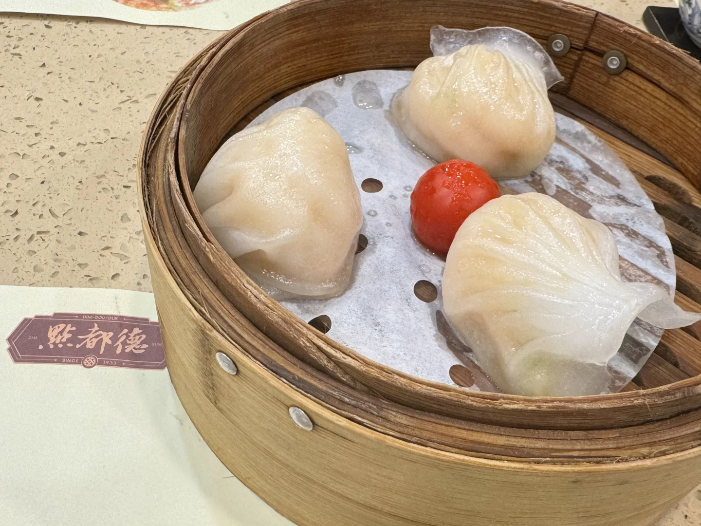 虾饺： 晶莹剔透的饺皮QQ弹弹，裹着好几颗大虾仁，简直是我的心头爱，广...