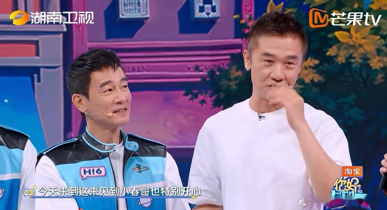 陈小春黄志忠时隔十年再见 答题赛前，黄志忠惊喜出现，提及与陈小春的“十年之约”。