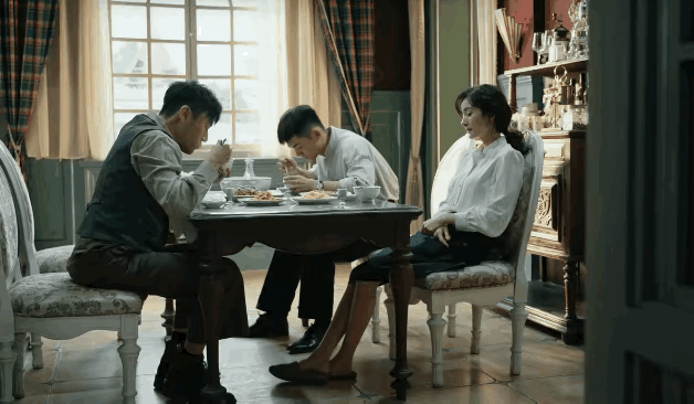 杨幂和秦昊演对手特别抢镜！她这衣架子的好身材太出戏了，观众的注意力瞬间被转移。秦