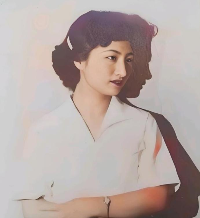 1949年，军统美女特工张春莲为求生，隐姓埋名成了西北农妇，30年里，她小心翼翼