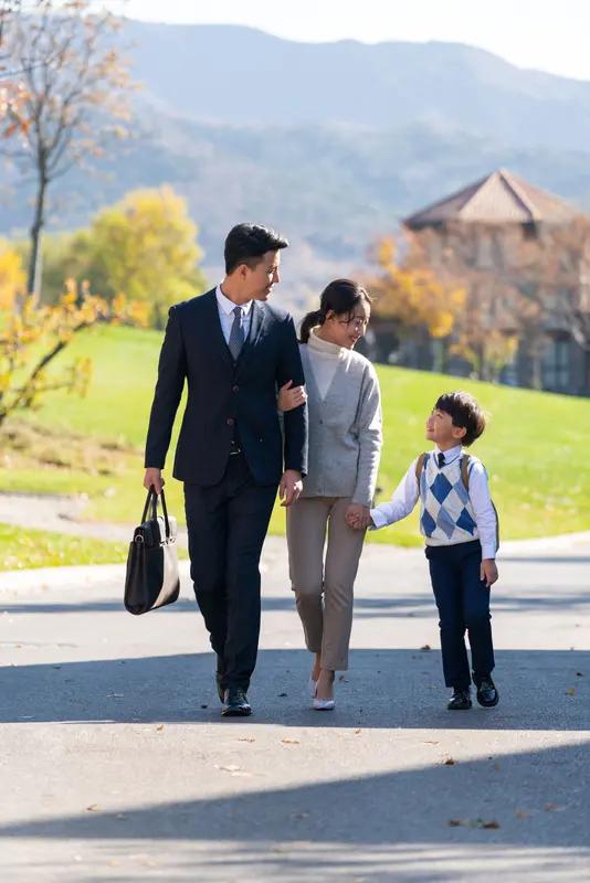 有钱能使你感到幸福吗? 有钱能使我感到幸福吗？我看未必。
你瞧那些财阀家庭，为了