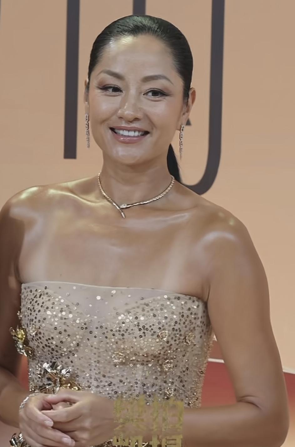 瞿颖这肤色太美太好看了，估计娱乐圈中也找不出第二个有这种肤色的女演员了。其他的女