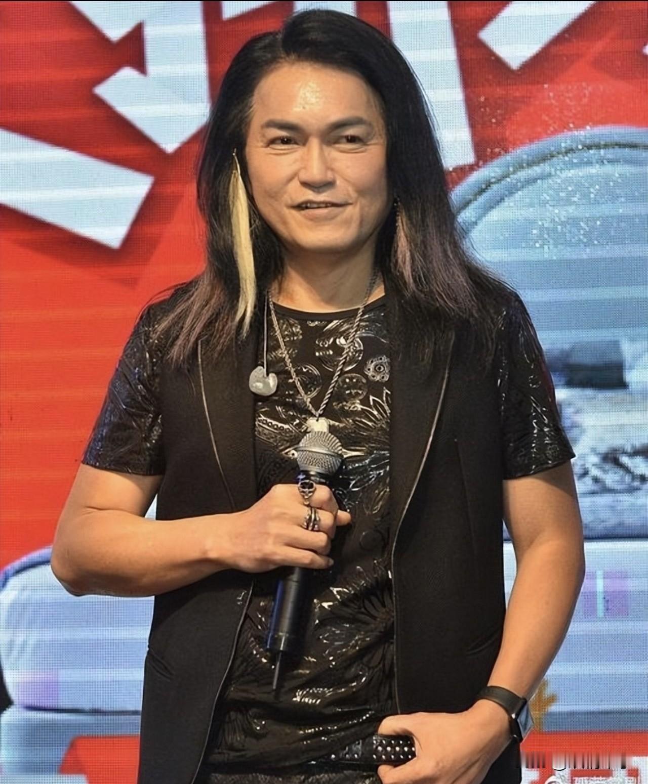 他是黄金时代走出来的实力派歌手。在这个唯流量论的时代，他守住了初心，也守住了作为