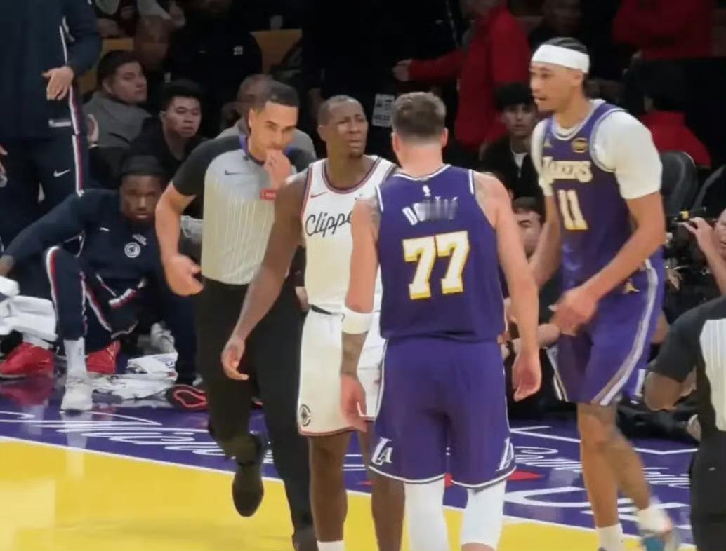 当终场哨声临近，湖人135-118领先快船的比分已无悬念，但一场突如其来的冲突让