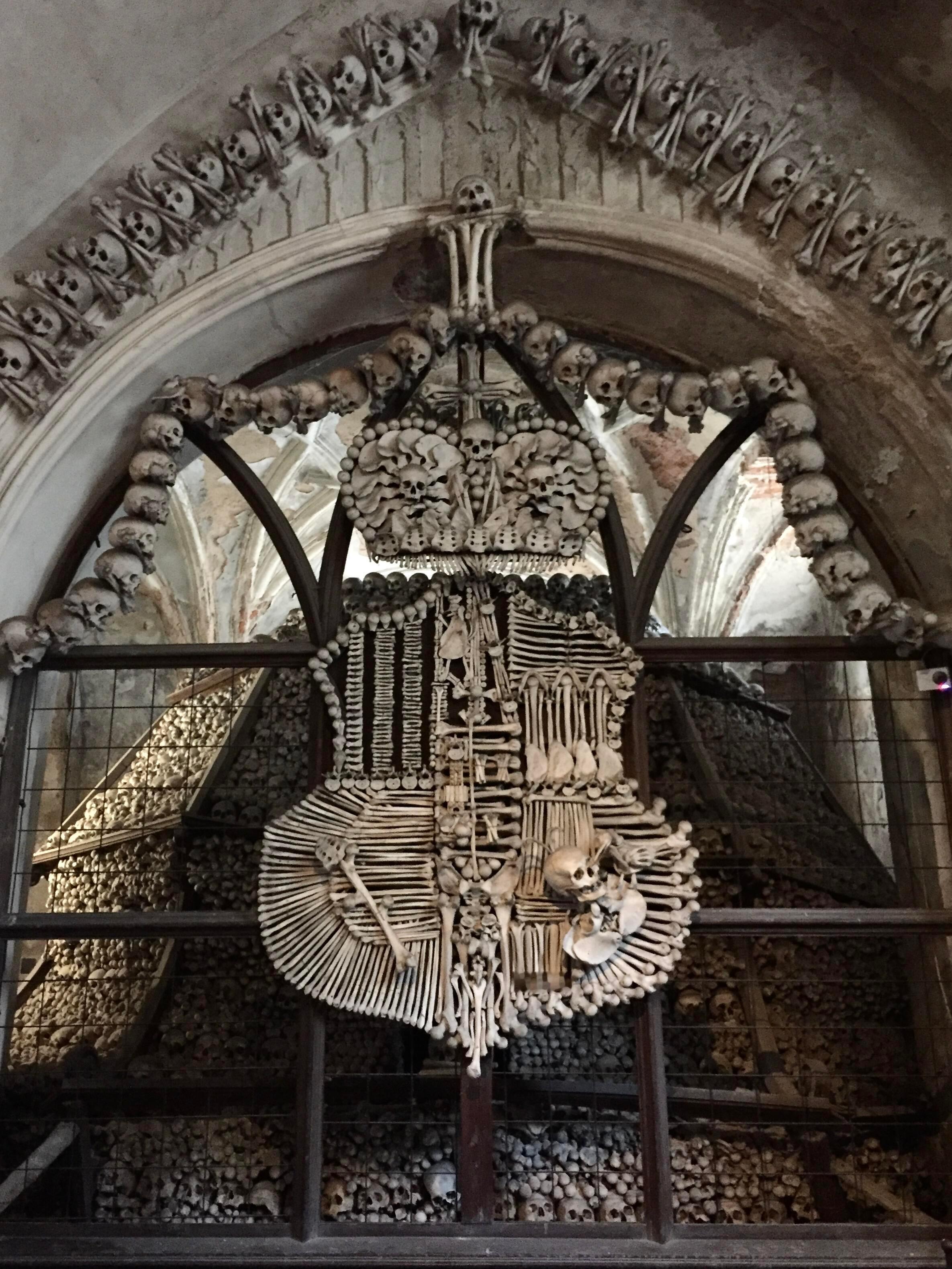 白骨如山忘姓氏，无非公子与红妆。这类似京观吧，看着就诡异无比，欧洲还有很多类似教