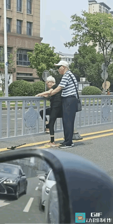 俩人年轻时一定经常这样干，习惯了。可已经到了翻不过去的年龄了，还要硬干，何必呢？