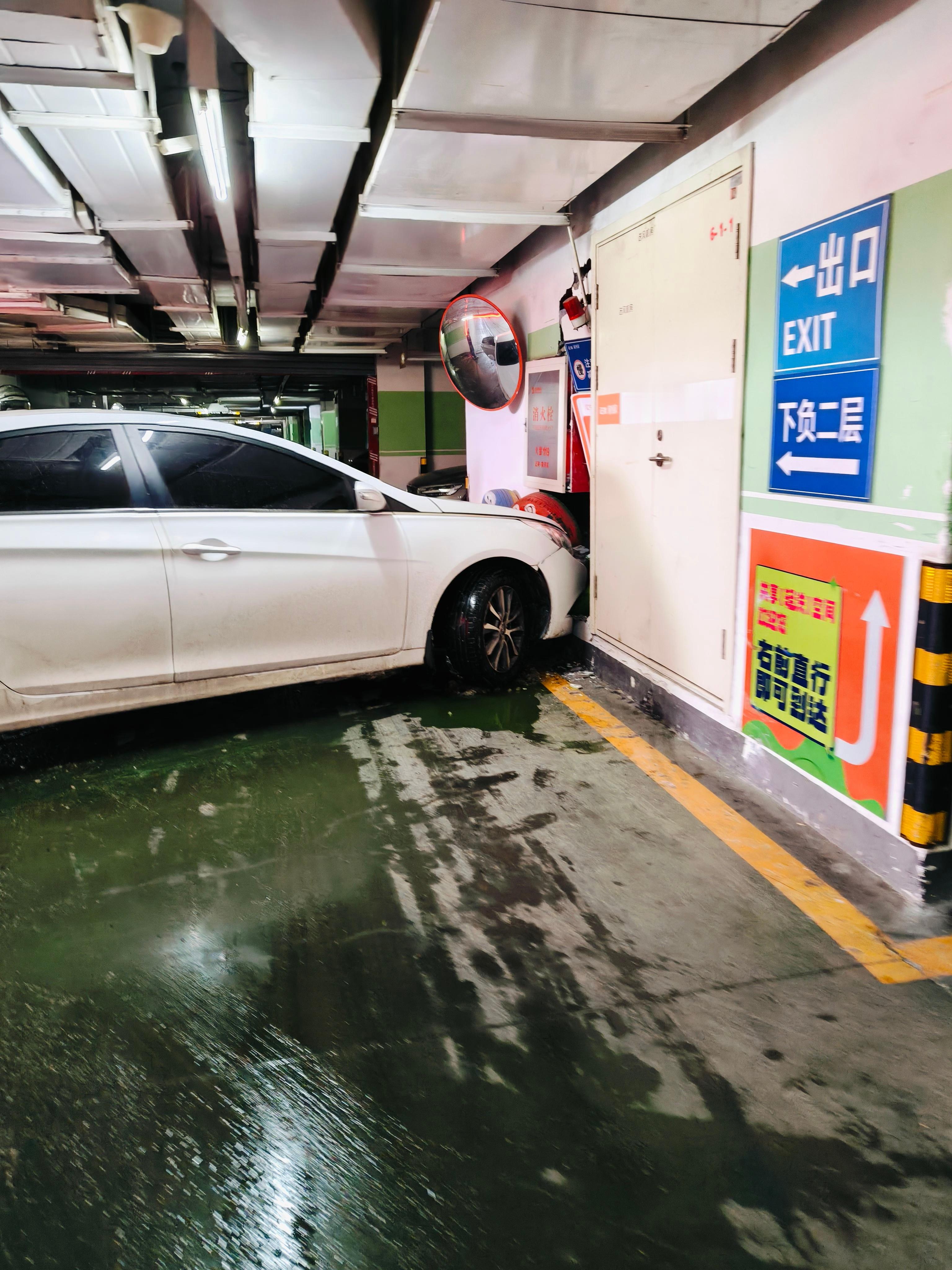 10小时降雪10厘米 雪下嗨了！我们小区地下车库入口也快变成“溜冰场”了！这两天