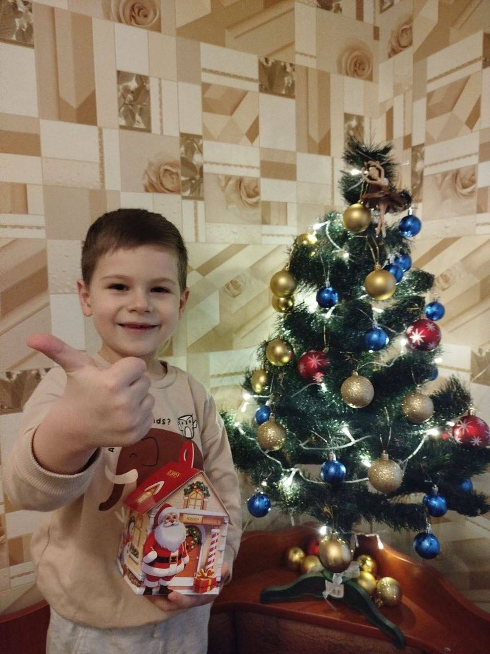 乌克兰UA  圣诞节🎄的礼物我们已经发给赫尔松的小朋友了，今年发了200份，希