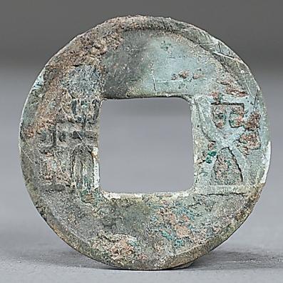 近2000年前的汉晋时期西南边城，竟有了疑似挖耳勺的器物：勺头圆润，长柄利落规整