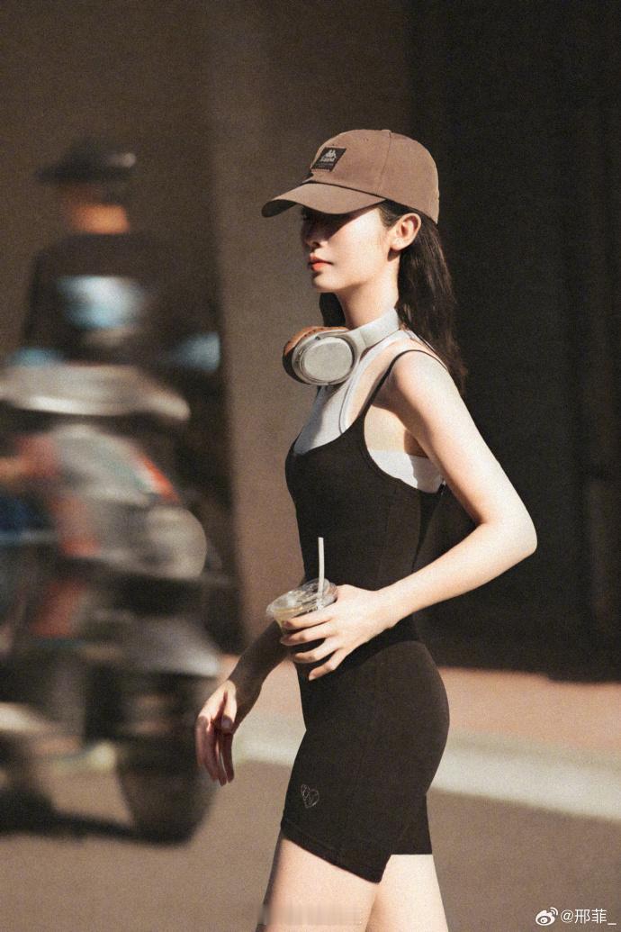 #邢菲黑色吊带连体裤##邢菲秋日随拍plog# 邢菲秋日随拍，黑色吊带连体裤展现