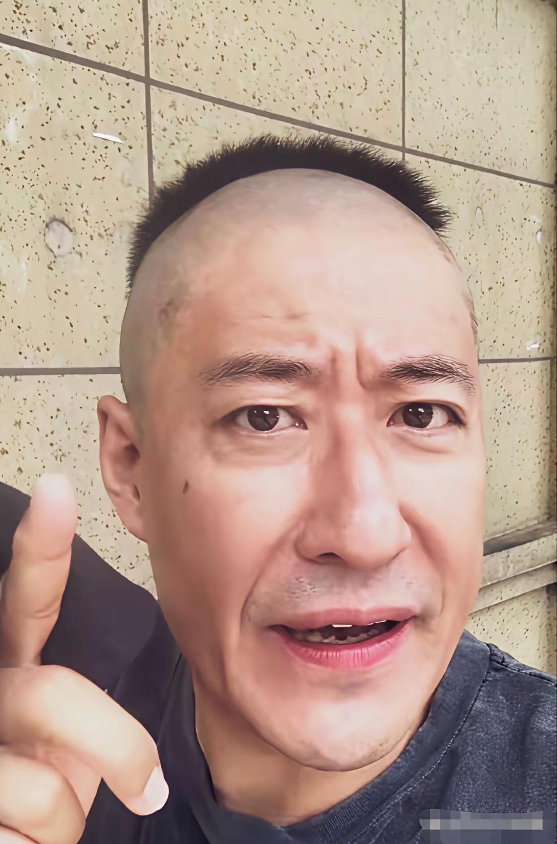 于震那张脸，光看脸感觉比姚明都高。现在来个这造型，感觉那脸更长了！
她的粉丝年龄