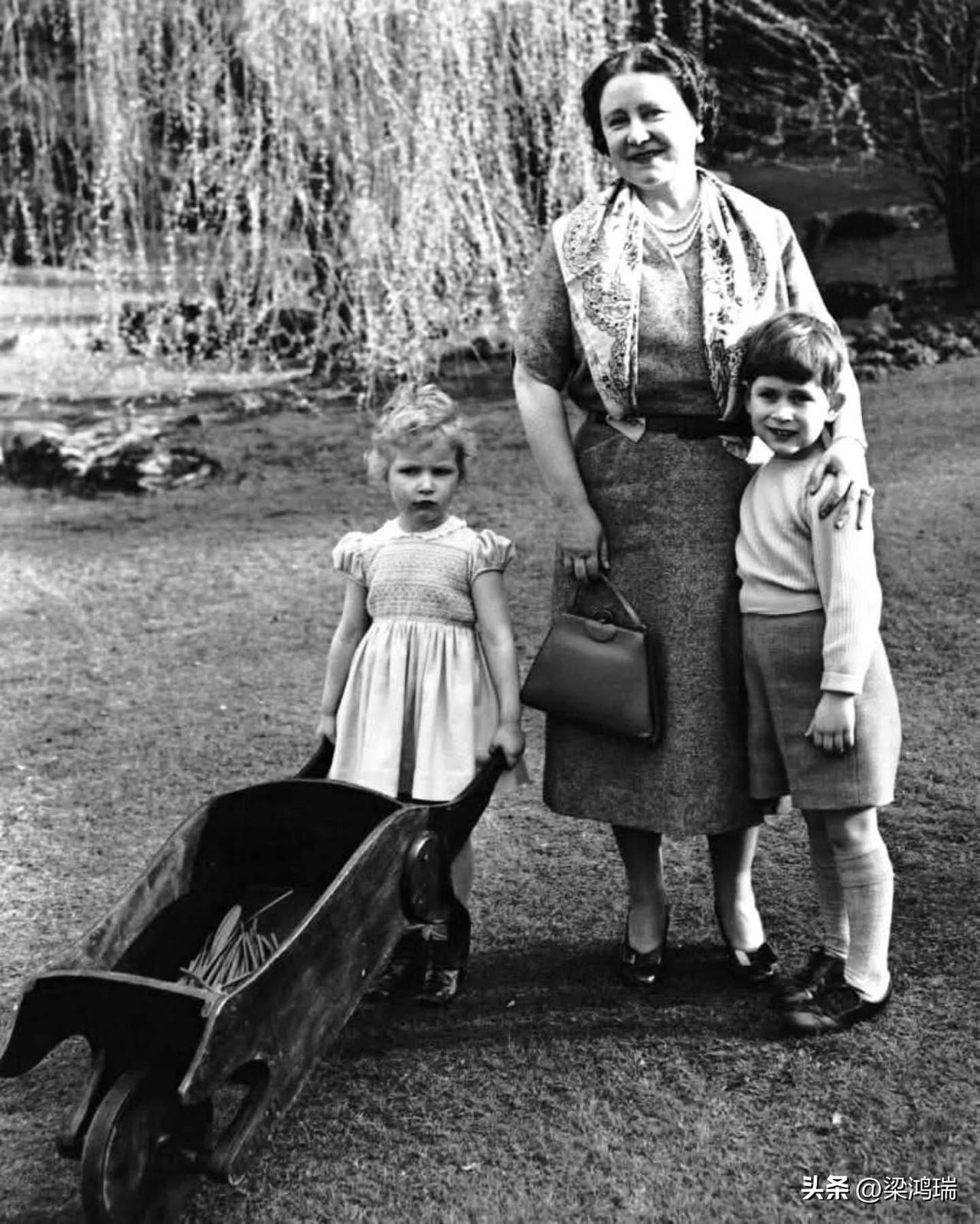 这张照片拍摄于 1954 年 4 月 25 日，地点在英国温莎的皇家小屋（Roy