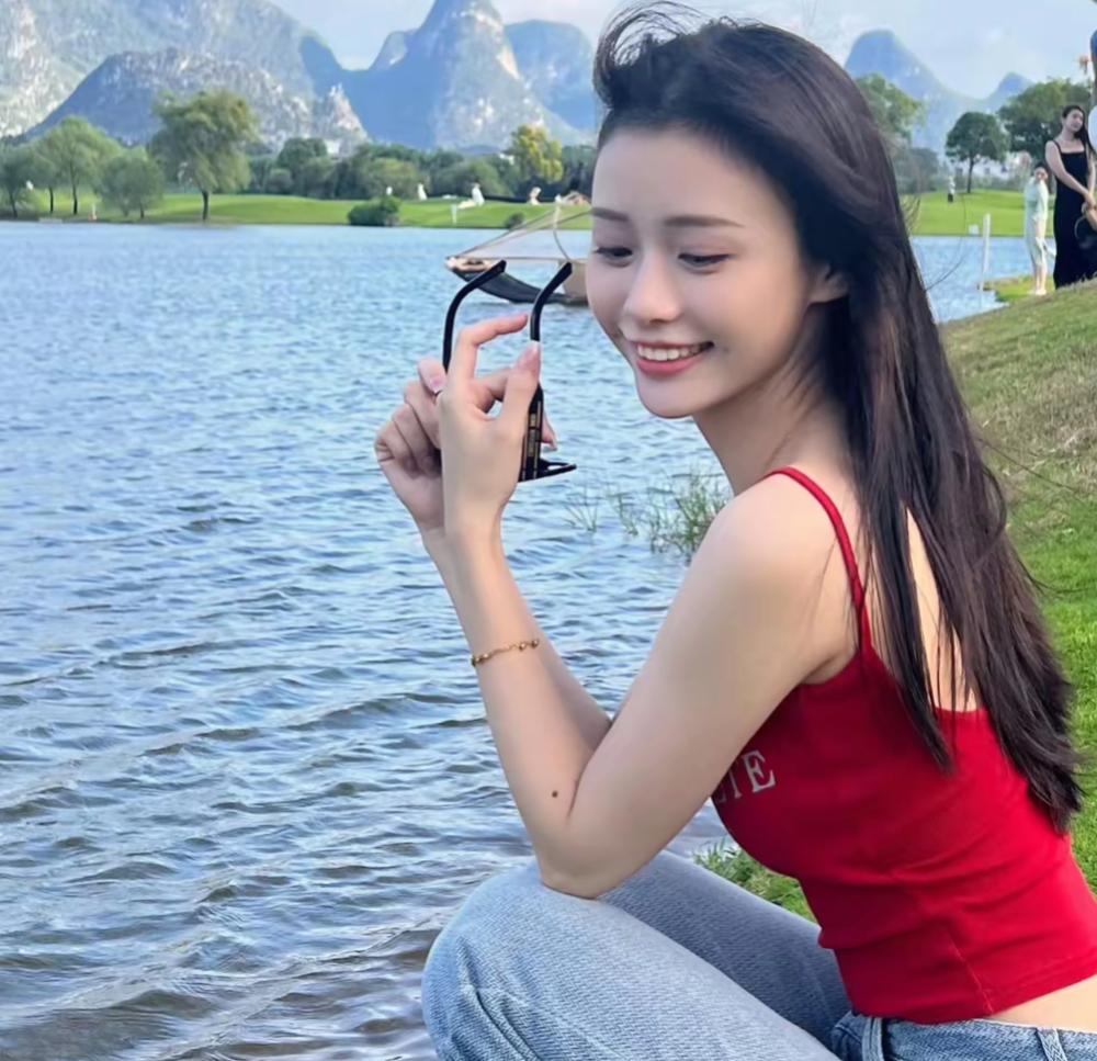 叶淑柔是真的好看，也难怪郑木生一直死心塌地喜欢她。

比起那些花哨打扮，我反倒觉