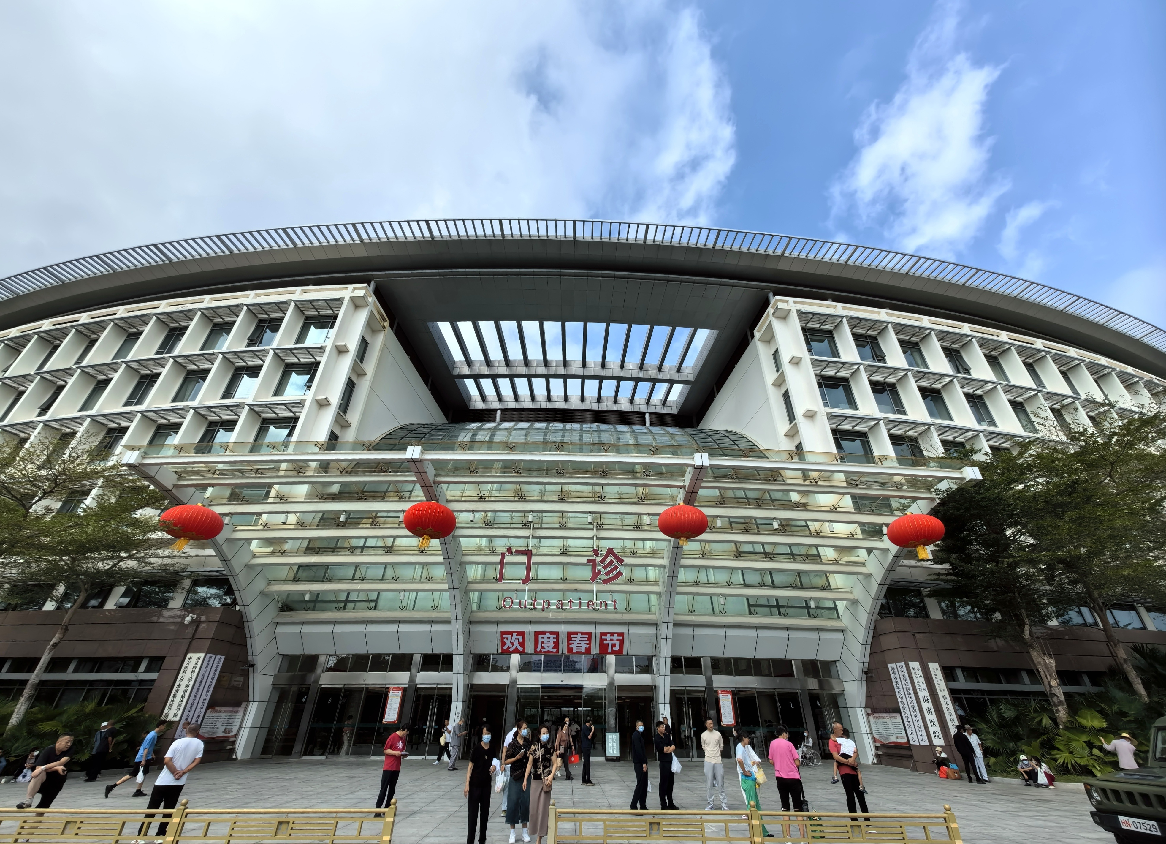 妈呀，海南有这么大医院。门口挂了一堆牌子，最响亮的头衔是中国人民解放军总医院海南