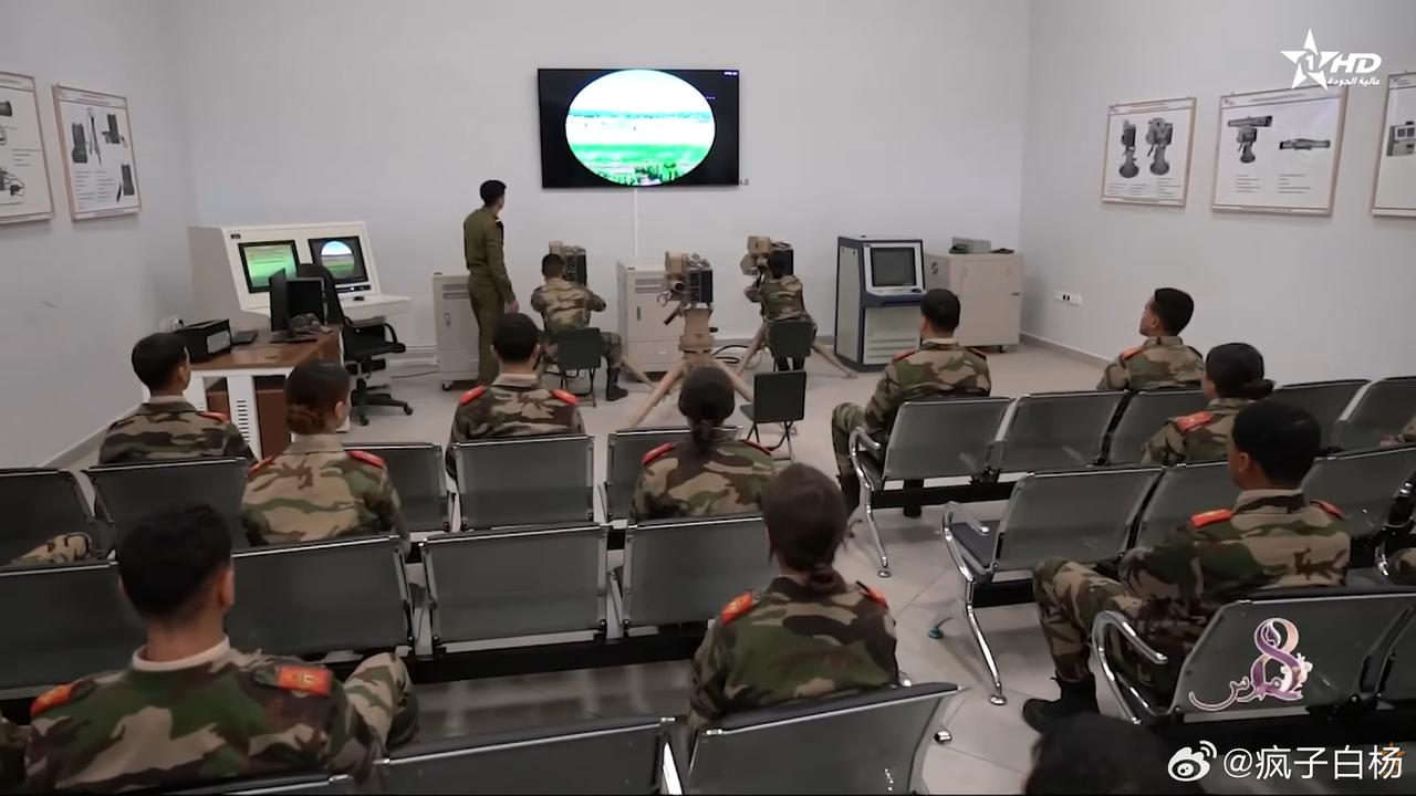 摩洛哥梅克内斯皇家军事学院女学员使用红箭-9A反坦克导弹模拟器学习操作，近几年摩