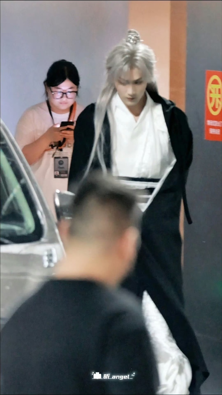 娱乐[超话]周柯宇银发古装周柯宇开推银发古装路透擦今天周柯宇上班是银发古装。。帅