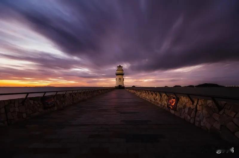 与自己重逢，便是幸福归处

日子总是被匆忙裹挟着向前，连喘息都成了奢侈的间隙。在