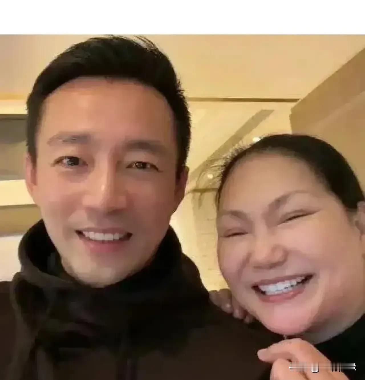 S妈此前发文抱怨，跟两个孙儿近在咫尺却见不到。台娱记者葛斯齐看不下去了，直接晒S