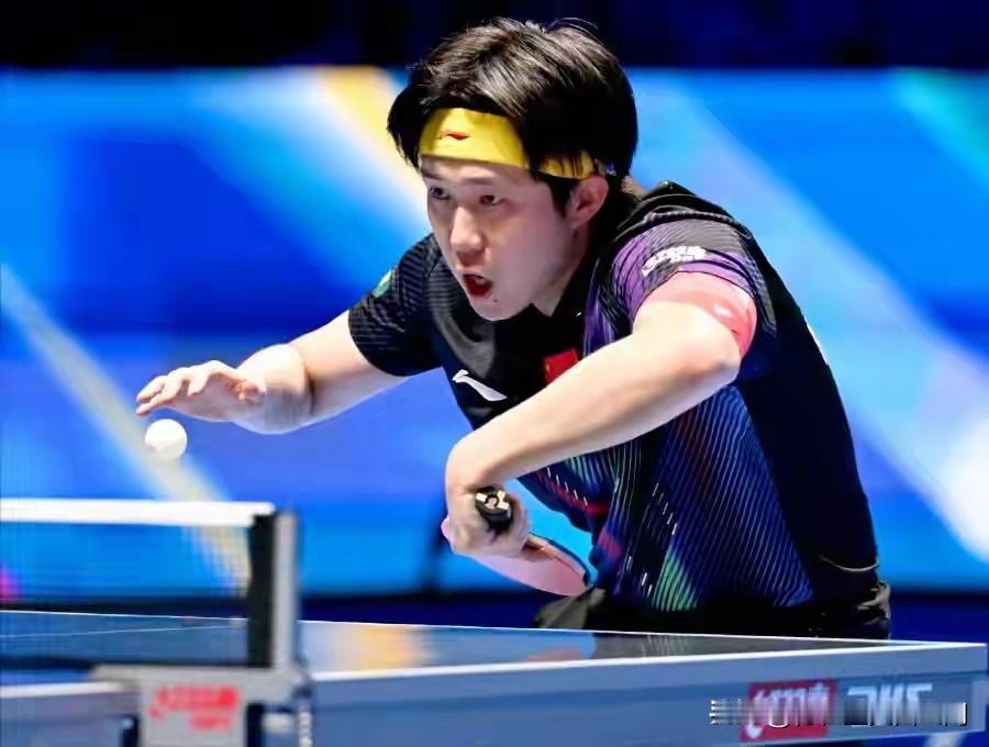 现在，王楚钦又担当重任，带领国乒男队征战世乒赛团体赛。这次赛事，国乒男队面临严峻
