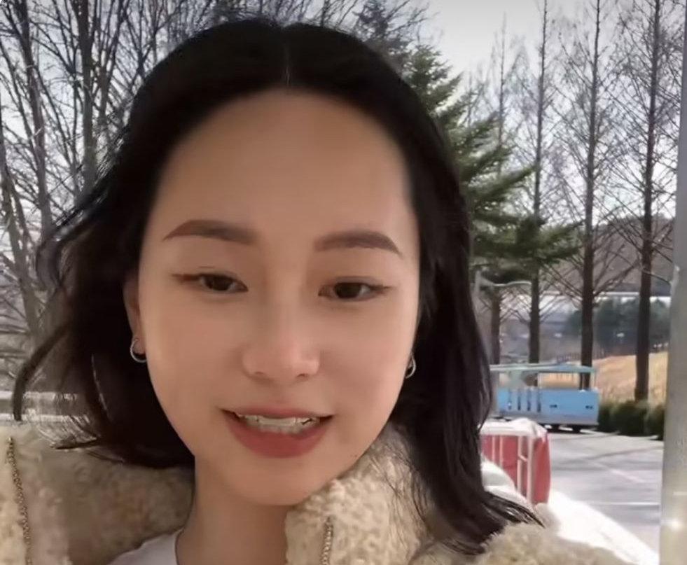 谢瑞麟孙女自曝19岁怀孕，大学毕业抱俩娃参加，25岁仨娃嫁韩国人 