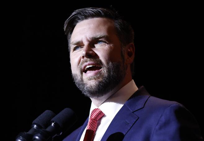 我把话放这里：万斯不是在等特朗普出意外，他是在等特朗普亲手把位置递过来 —— 这