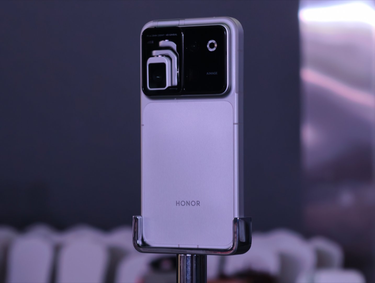 抵达WAIC荣耀分会场一起见证全球首款机器人手机 荣耀Robot Phone全球