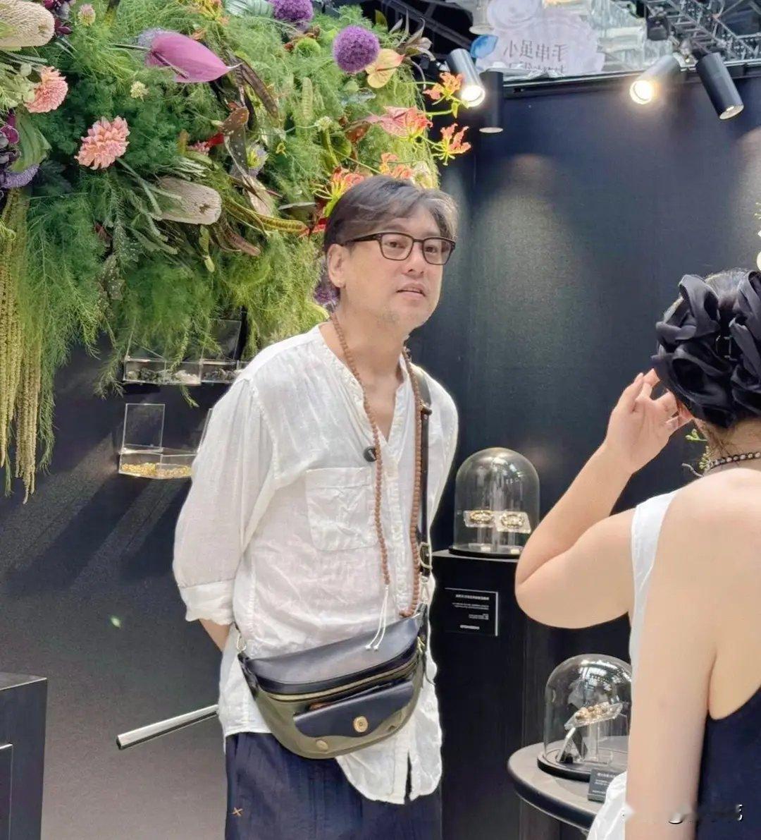 47岁朱孝天在上海逛街被偶遇，他打扮休闲，面容憔悴，老了许多啊 