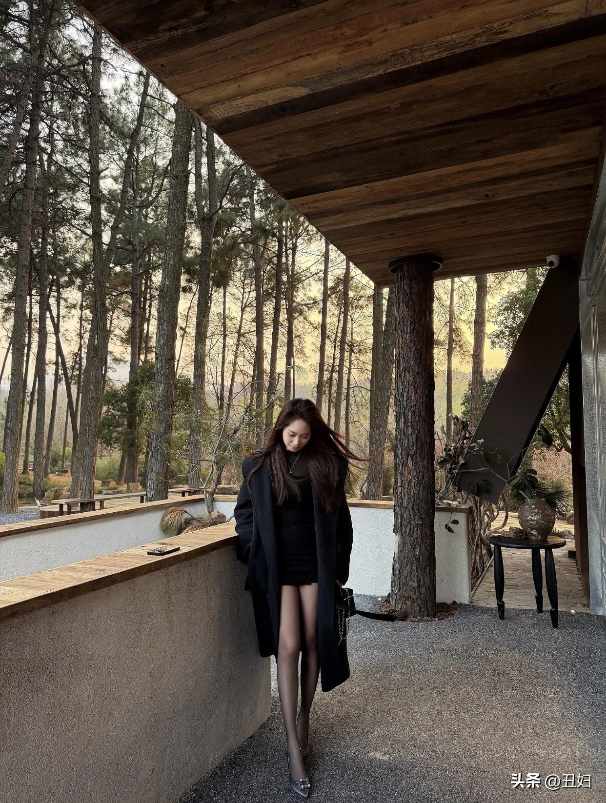 女人上班一定要穿高跟鞋吗？有些工作对穿着有严格要求，高跟鞋是职业装一部分。