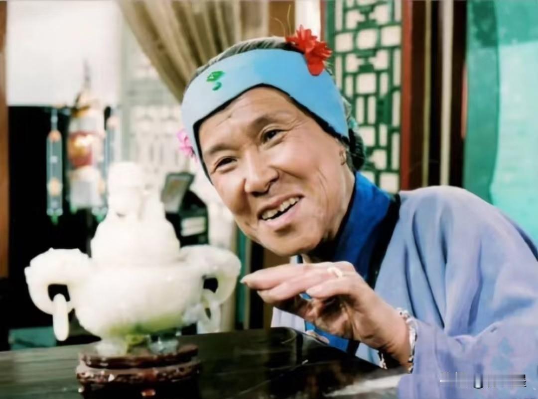 都快吃不上饭的刘姥姥讨来了二十两银子，却特意留下一两，要给周瑞家的孩子买果子吃。