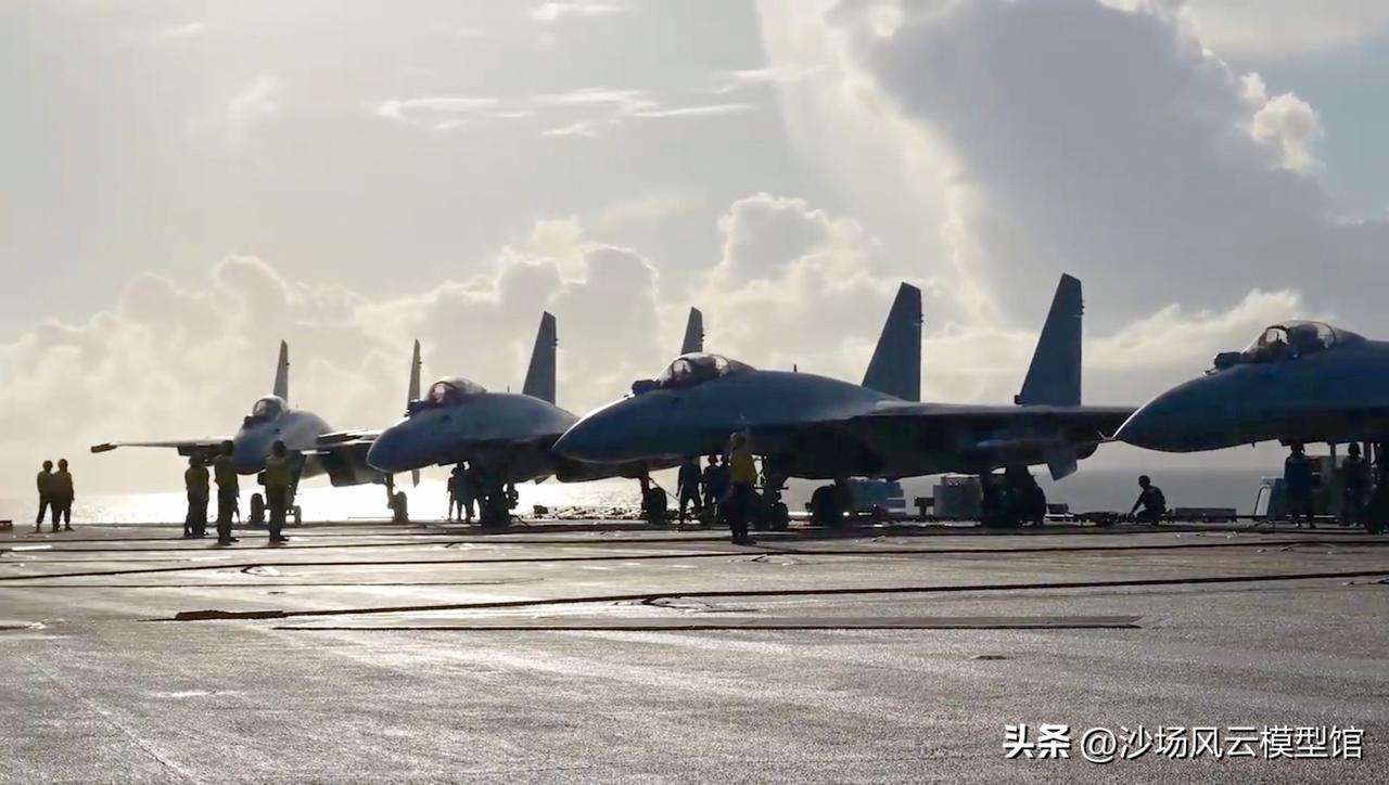 清一色的歼-15T，辽宁舰西太平洋演训搭载的全是歼-15T重型舰载战斗机，早期歼