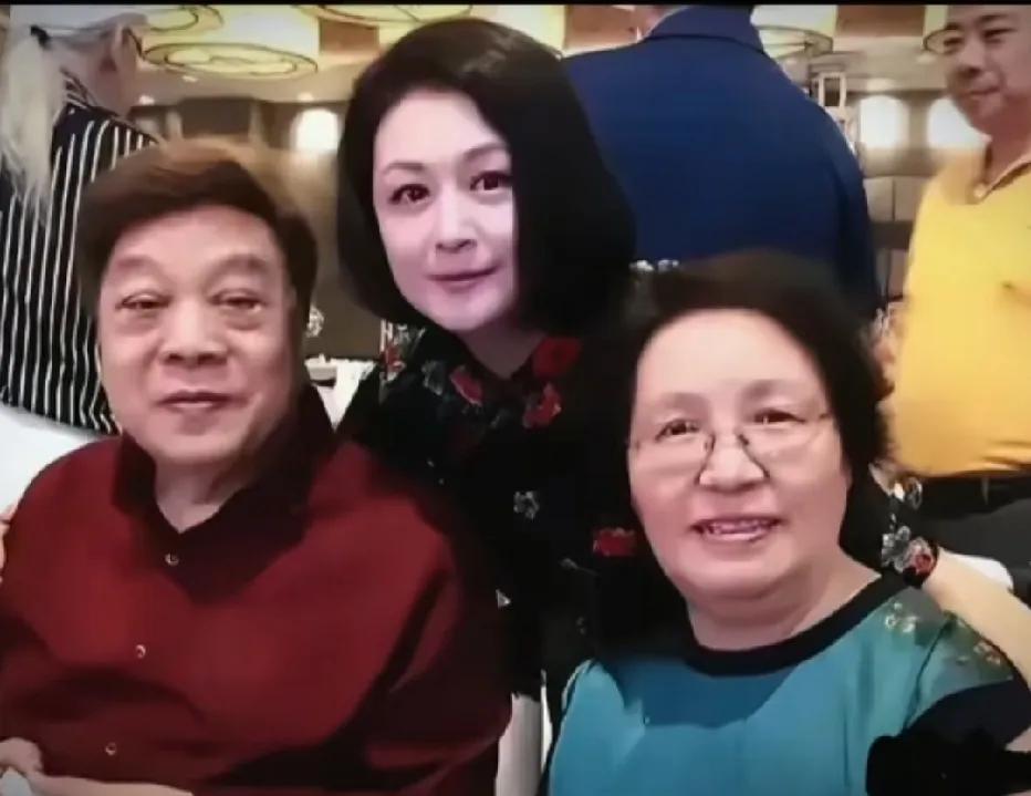 于月仙生前与赵忠祥夫妇的一张留影，如今赵老师也不在了。这张早年于月仙登门拜访赵忠