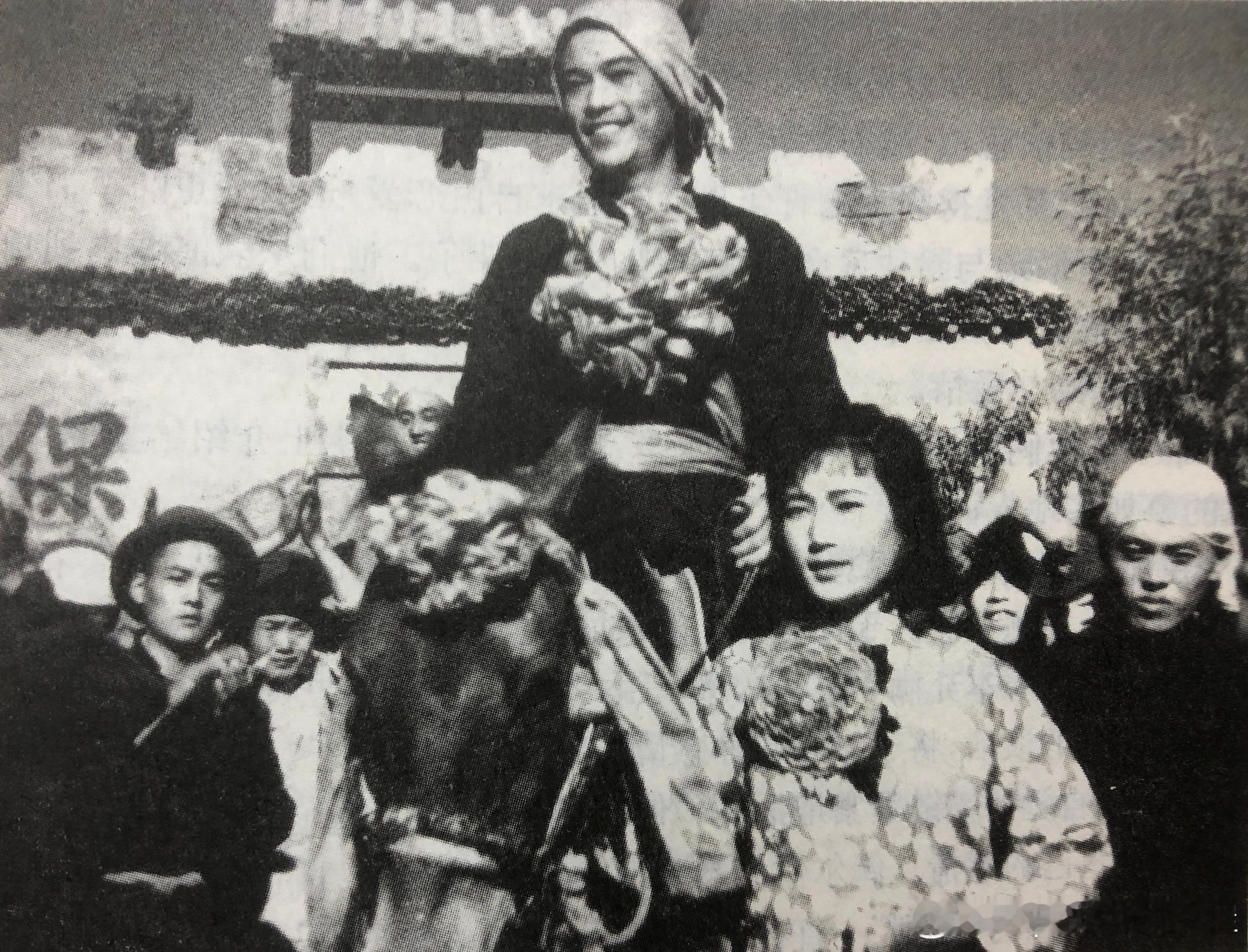 1950年电影《卫国保家》剧照，杨静饰演的陈桂英送于洋饰演的丈夫民兵英雄杨德志参