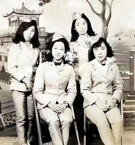 1950年，解放军在福建剿匪时，在山林中遇到了4个女学生，战士们好心为她们指路，