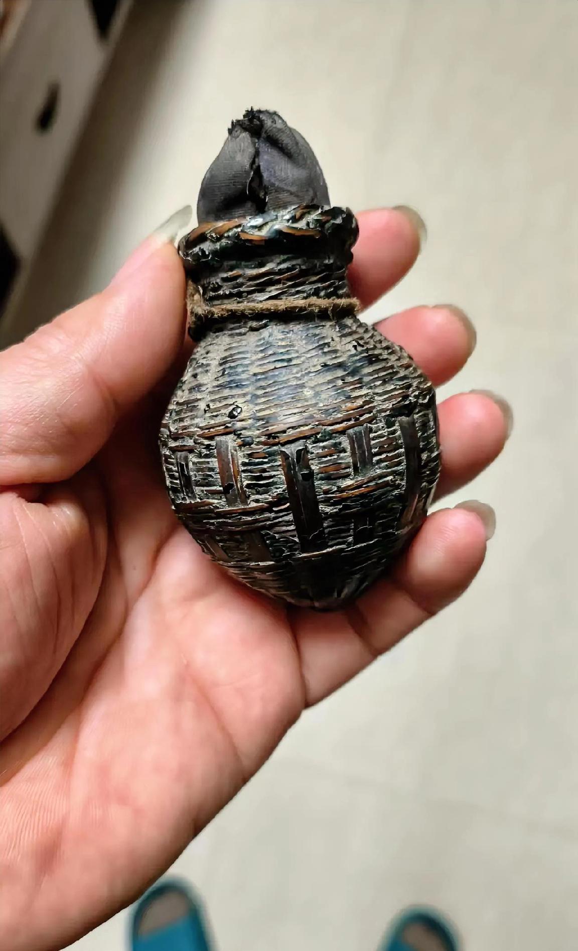 这老物件我猜没几个人认识！
 
服了！翻出来个怪东西，木柄上套着金属头，边缘还磨