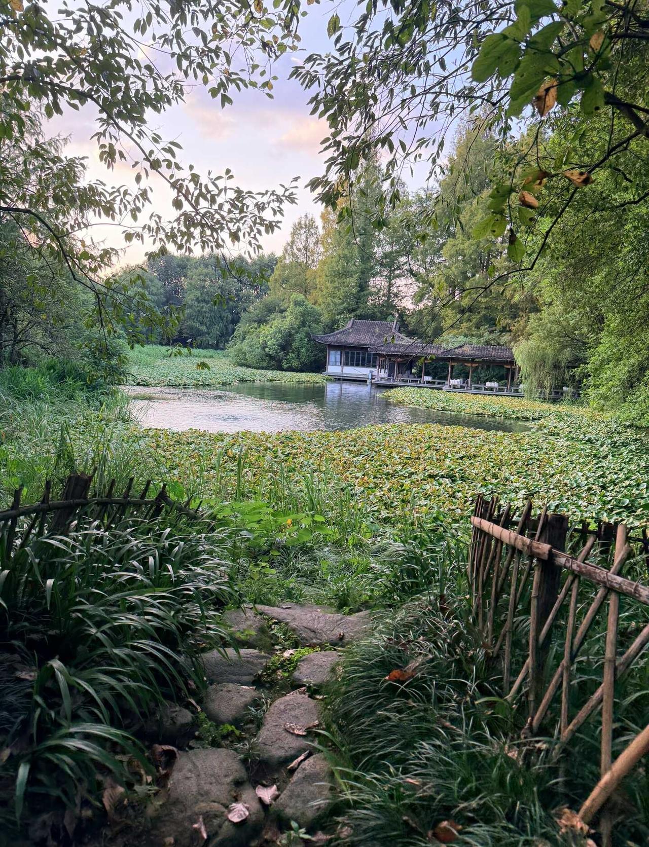 走很多的路
划水摸鱼中…[微笑]多出门走走 走过的风景