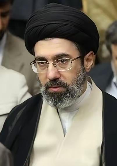 美国无底线伊朗要反击了！
特朗普长期封锁霍尔木兹海峡欲掐断伊朗的经济命脉，以迫使