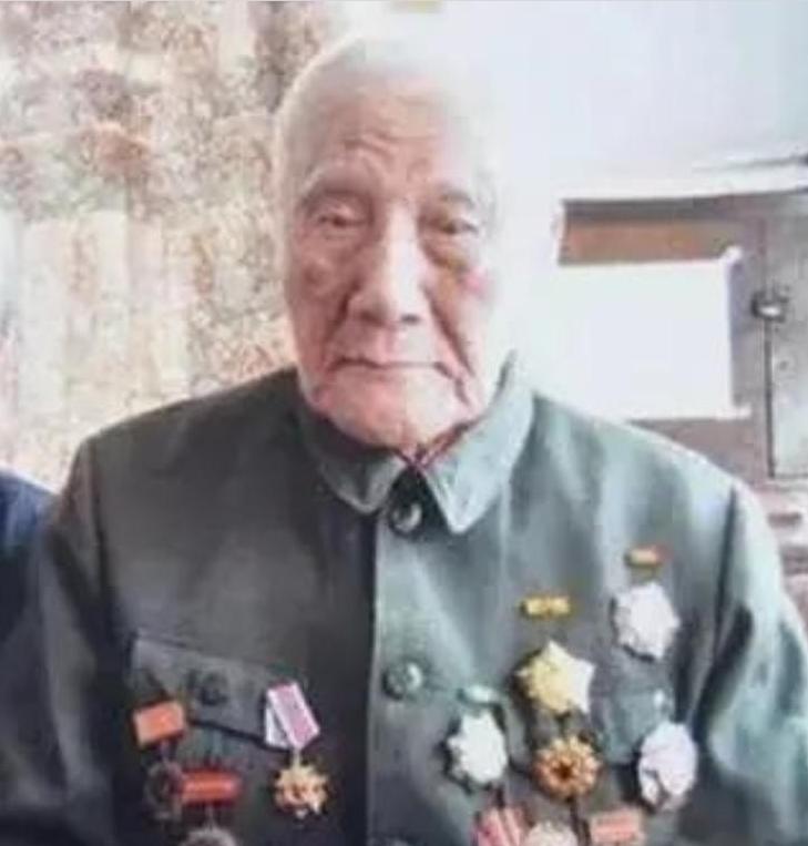 1941年延安， 毛主席去食堂时，一个人拎着木棍朝毛主席后脑勺刺去，千钧一发之际