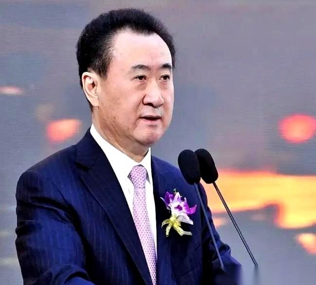 很多人都想不通，永辉超市为什么死死盯住王健林，明明欠钱的还有个孙喜双。
答案就藏