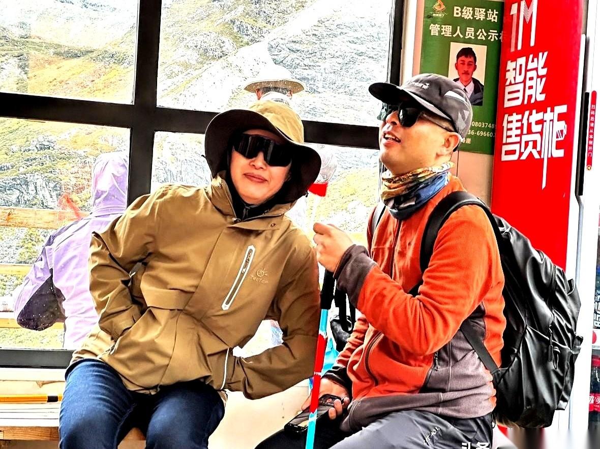 女徒弟开着刚买的坦克300在纳木错非要去爬山头，半路车子加不上速被逼停了。
她根