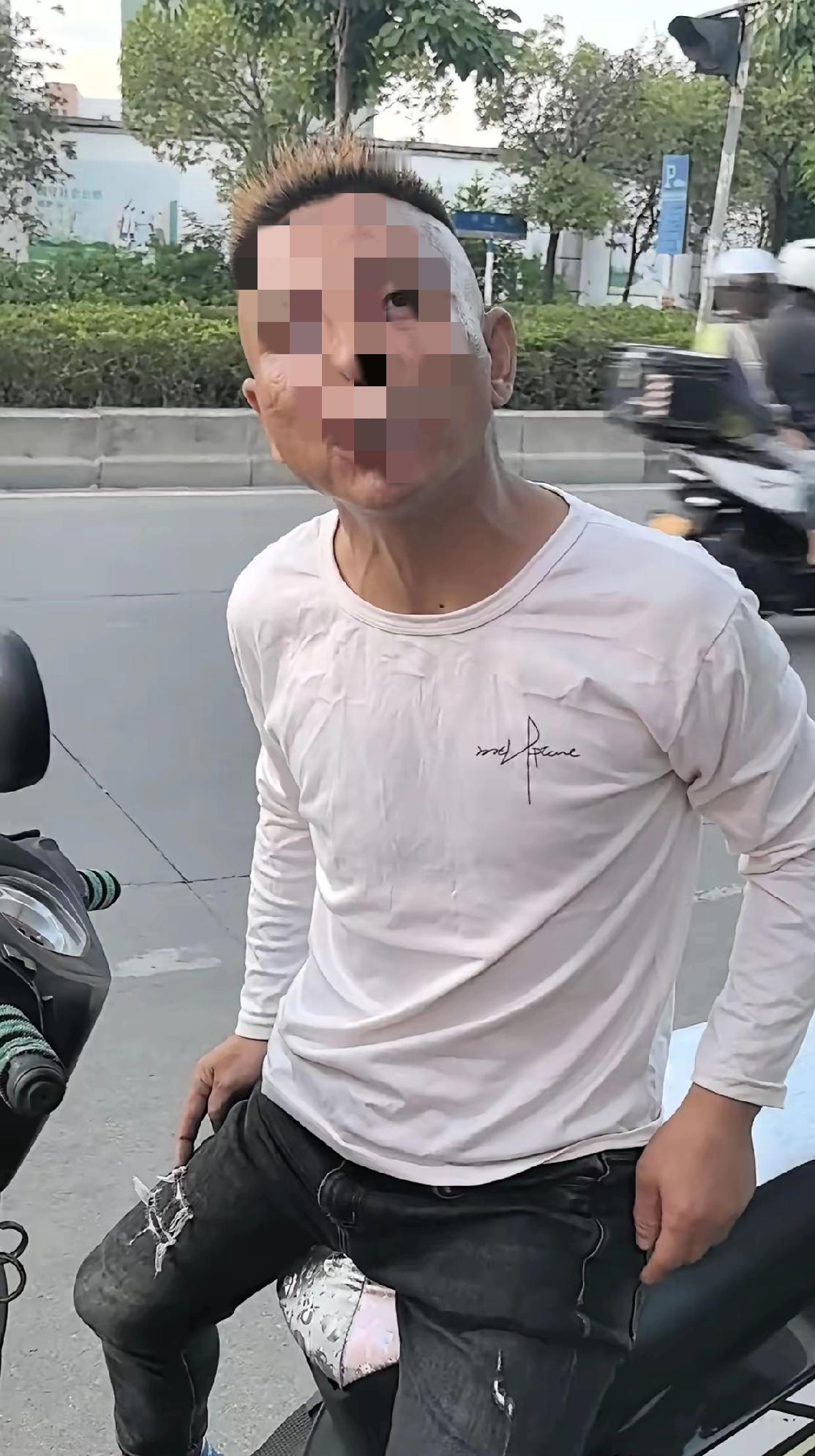 广东这男的真够离谱，
借着弟弟在烧烤店上班的情面，
赊了780元就赖着不还，
老