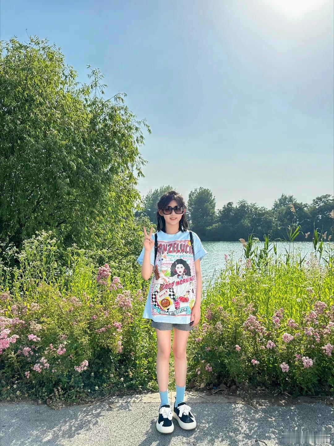 陆毅女儿贝儿的腿好细贝儿一双大长腿又细又长，大腿与小腿一样大小，看起来像是一双竹