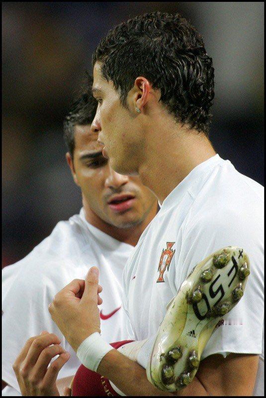 C罗c罗 可伶可俐儿帮夸雷斯马抬脚脚拉伸 