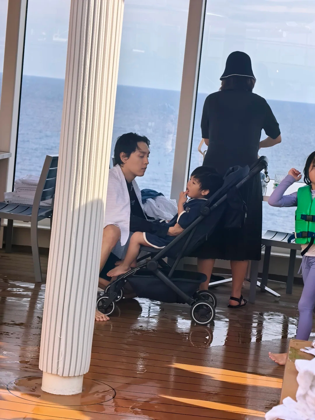 中国网友偶遇朴信惠一家裴勇俊一家 中国网友偶遇朴信惠一家裴勇俊一家，真无处不在啊