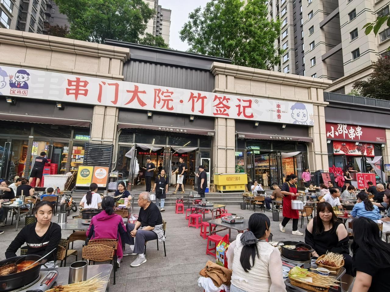 吃个串串还要早一点去，不然要排队等候。宝鸡这家串串香店去年是这样，今年还是这样。